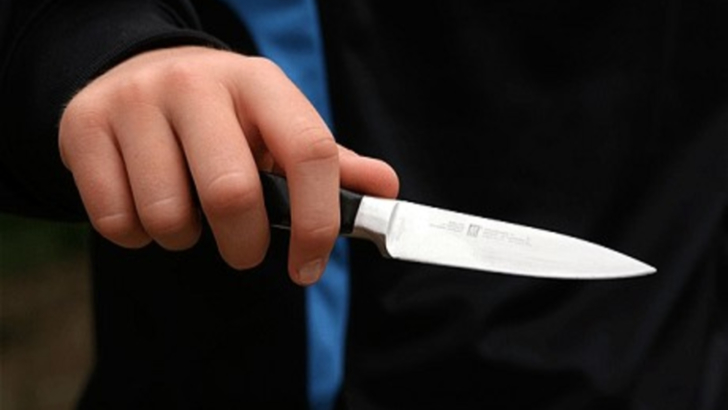 A fost prins tâlharul care a amenințat cu cuțitul o vânzătoare dintr-un magazin din Bistrița. Incredibil! Cine este acesta? 